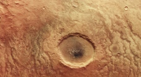 Revelan la imagen de un cráter en Marte con la forma de un ojo abierto de 30 kilómetros de ancho