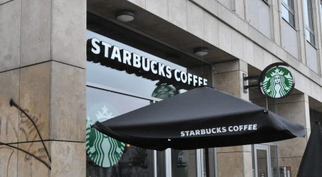 “Eso es discriminación racial absoluta”: Demandan a ejecutivos y directores de Starbucks por políticas de diversidad